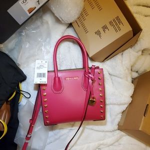 Michael Kors medium Messenger in Ultra Pink